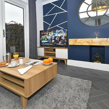 Moonlight House - Sleeps 7, Driveway, Garden Villa Crewe Exterior photo