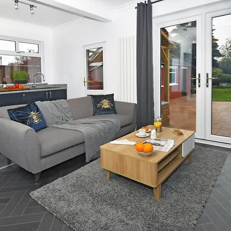 Moonlight House - Sleeps 7, Driveway, Garden Villa Crewe Exterior photo