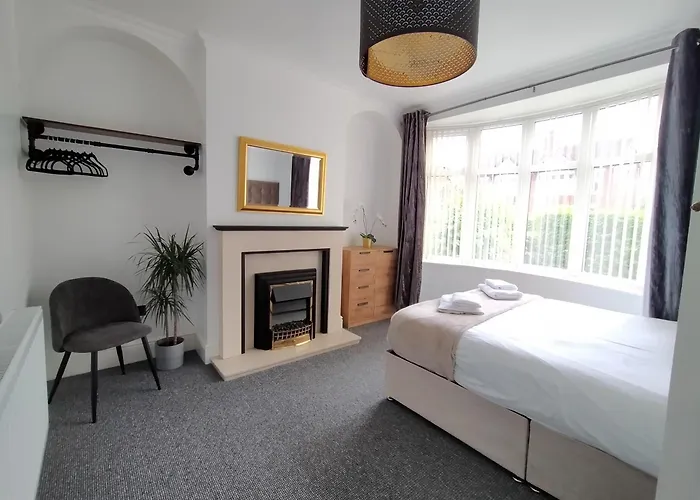 Moonlight House - Sleeps 7, Driveway, Garden