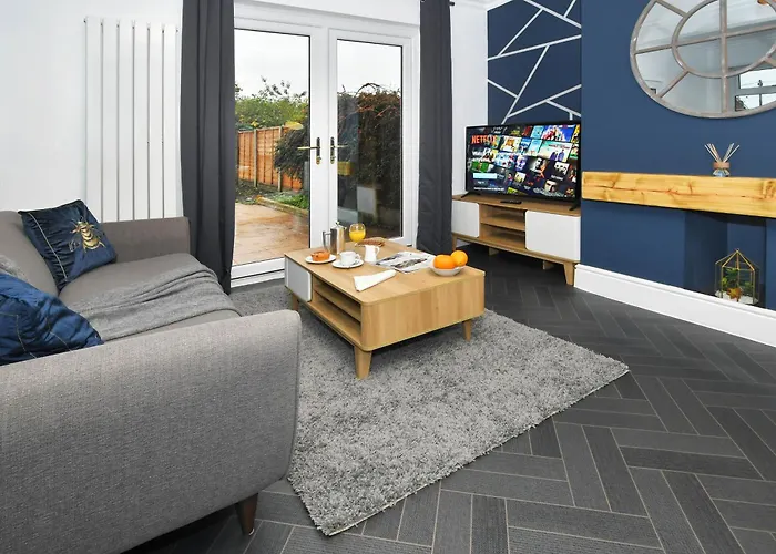 Moonlight House - Sleeps 7, Driveway, Garden