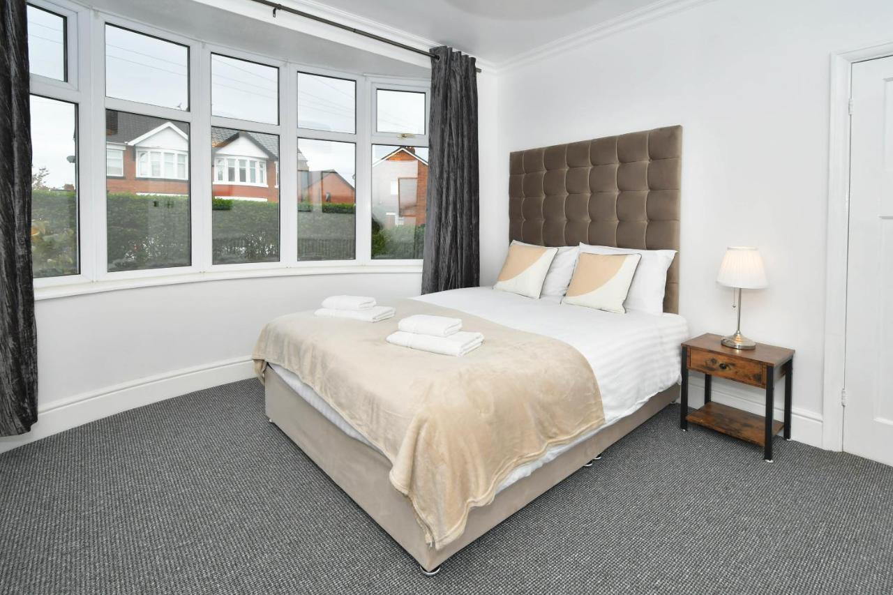 Moonlight House - Sleeps 7, Driveway, Garden