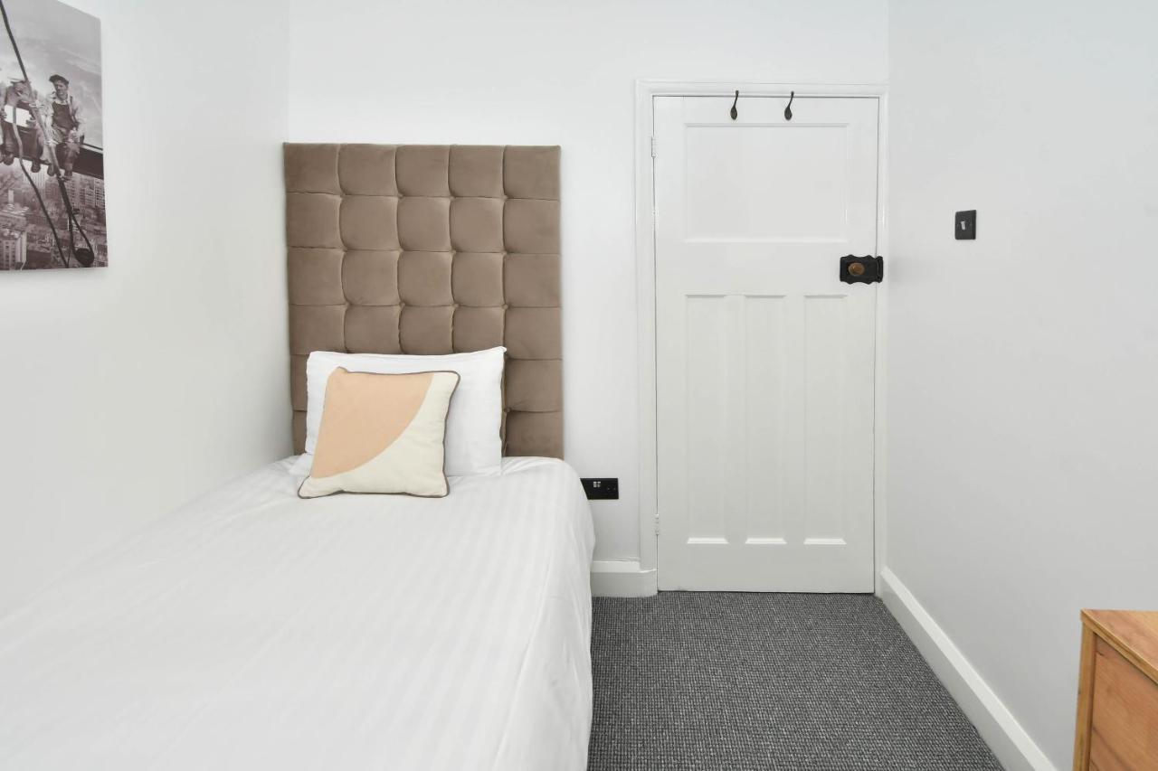 Moonlight House - Sleeps 7, Driveway, Garden Crewe