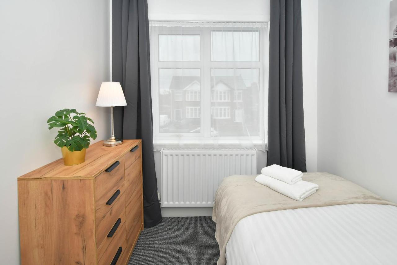 Moonlight House - Sleeps 7, Driveway, Garden