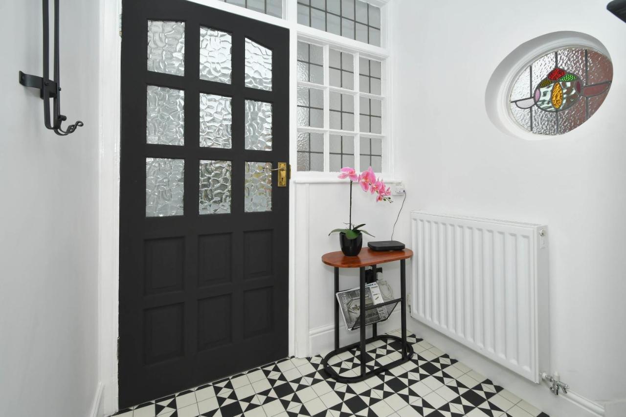Moonlight House - Sleeps 7, Driveway, Garden