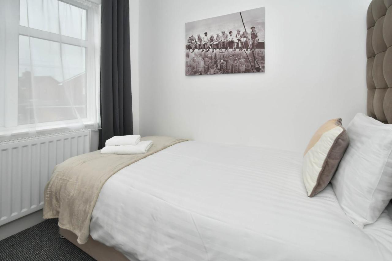 Moonlight House - Sleeps 7, Driveway, Garden Holiday home