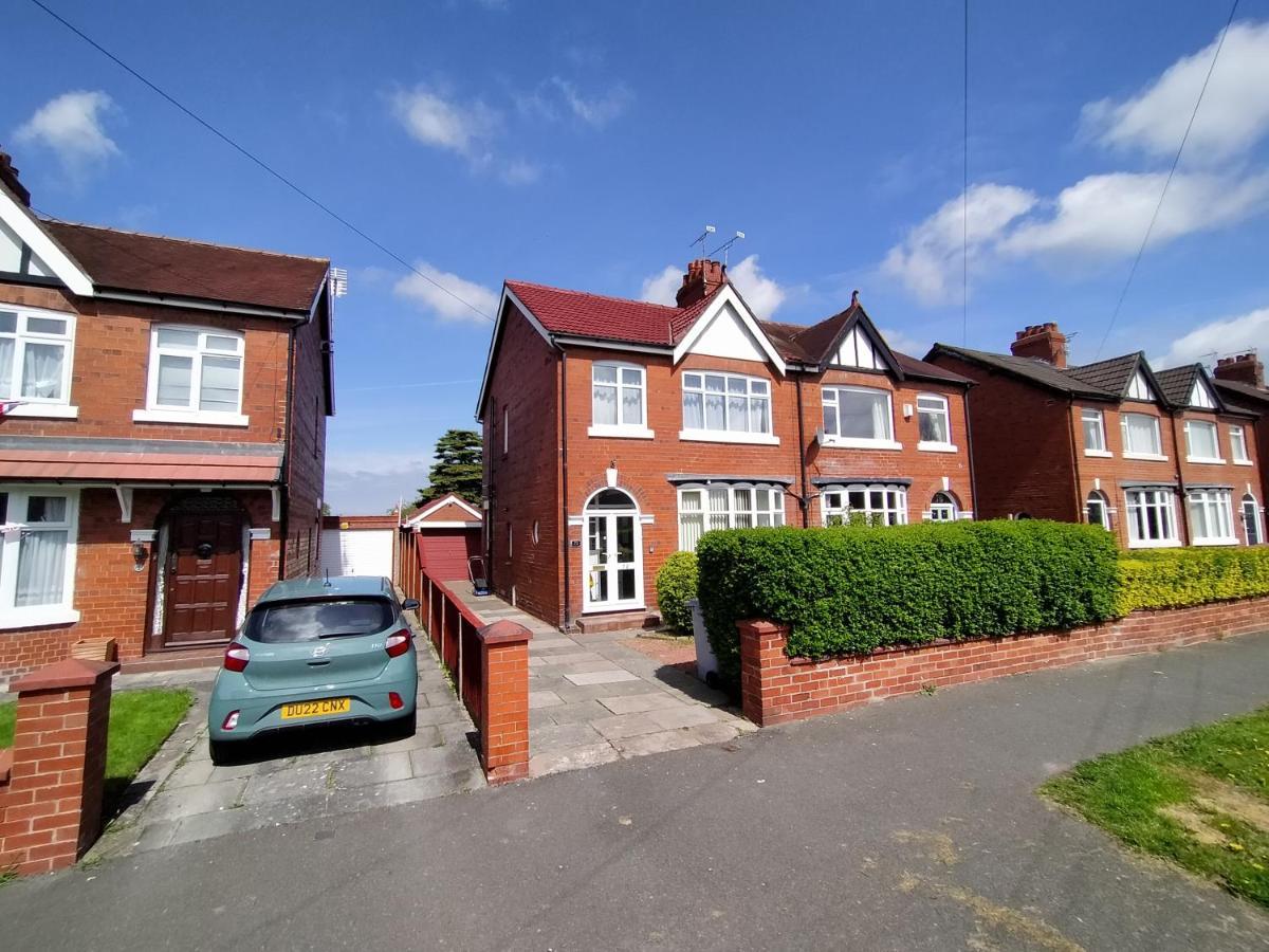 Moonlight House - Sleeps 7, Driveway, Garden Crewe