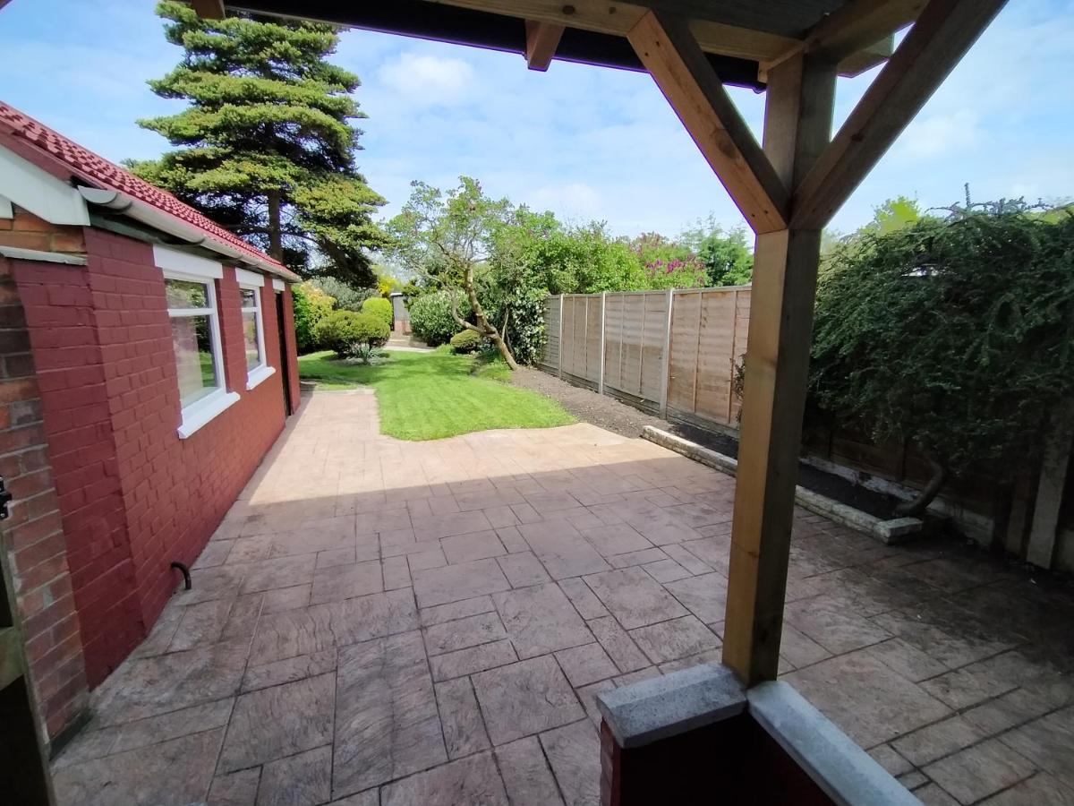 Moonlight House - Sleeps 7, Driveway, Garden Crewe