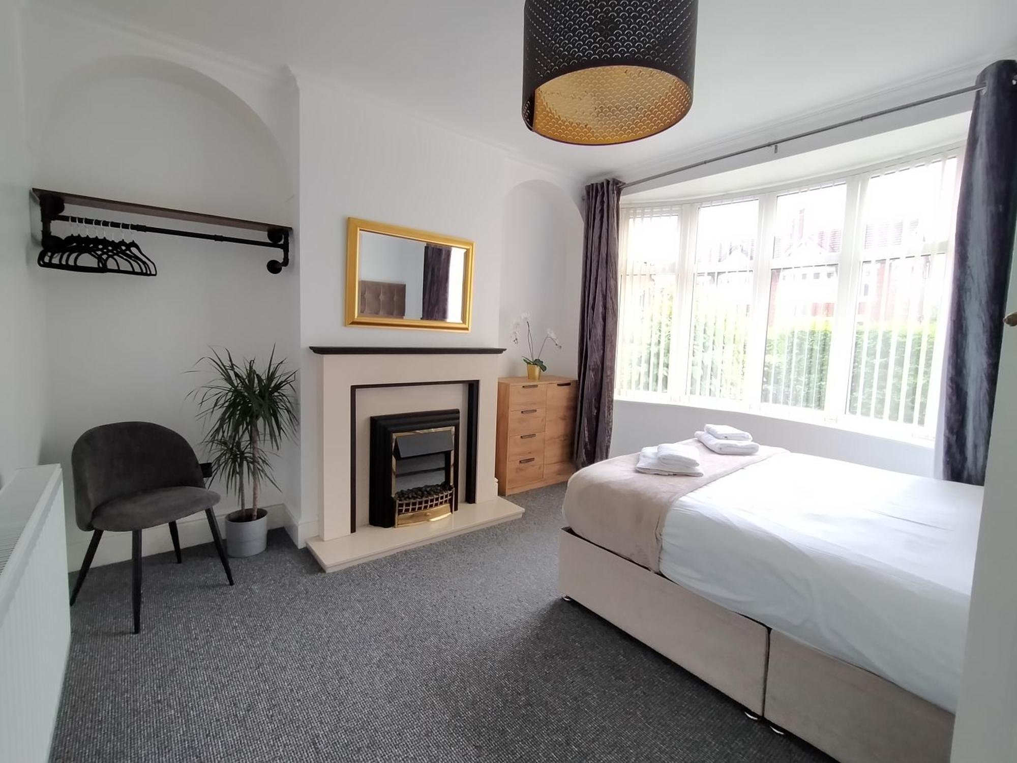 Moonlight House - Sleeps 7, Driveway, Garden Holiday home Crewe