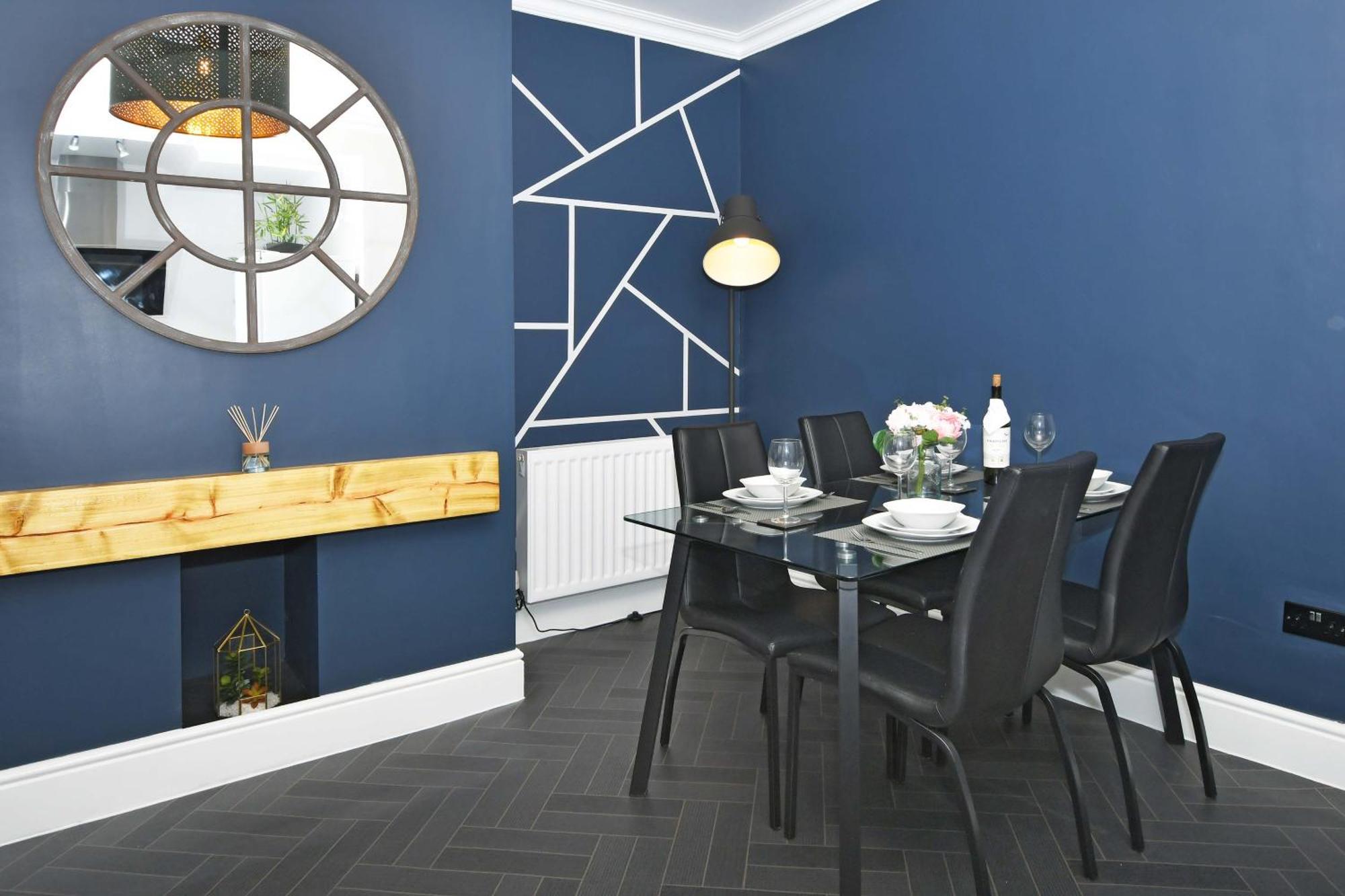 Moonlight House - Sleeps 7, Driveway, Garden Holiday home *