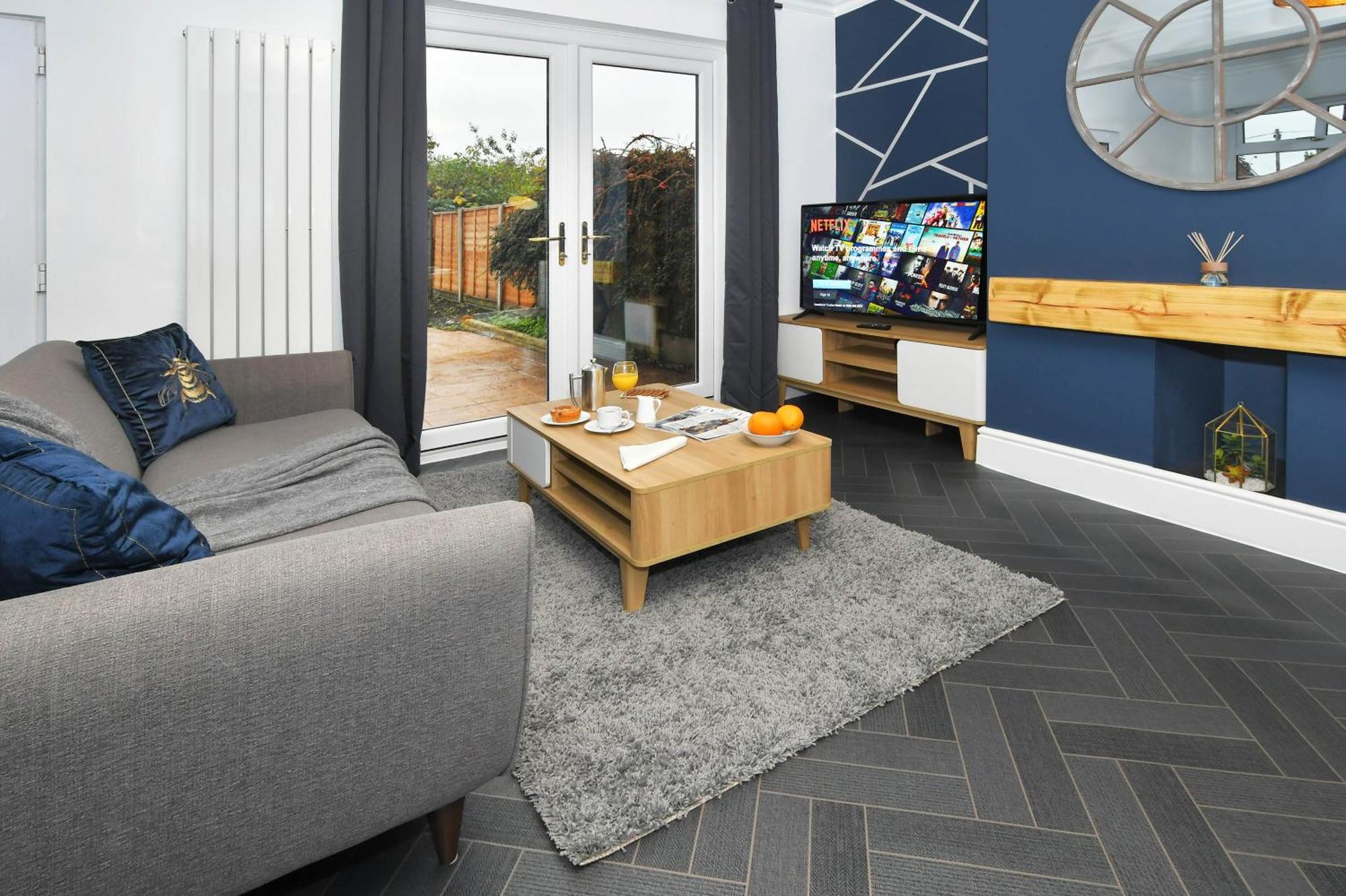 Moonlight House - Sleeps 7, Driveway, Garden Crewe